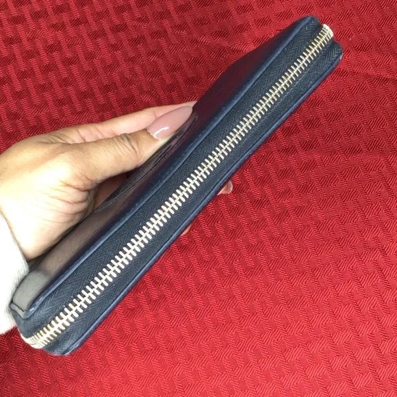 Gucci Soho Dark Blue Pebbled Leather Zip-Around Wallet - Picture 9 of 12